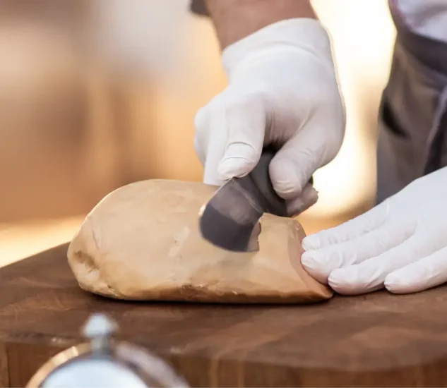 Découpage d'un foie de canard