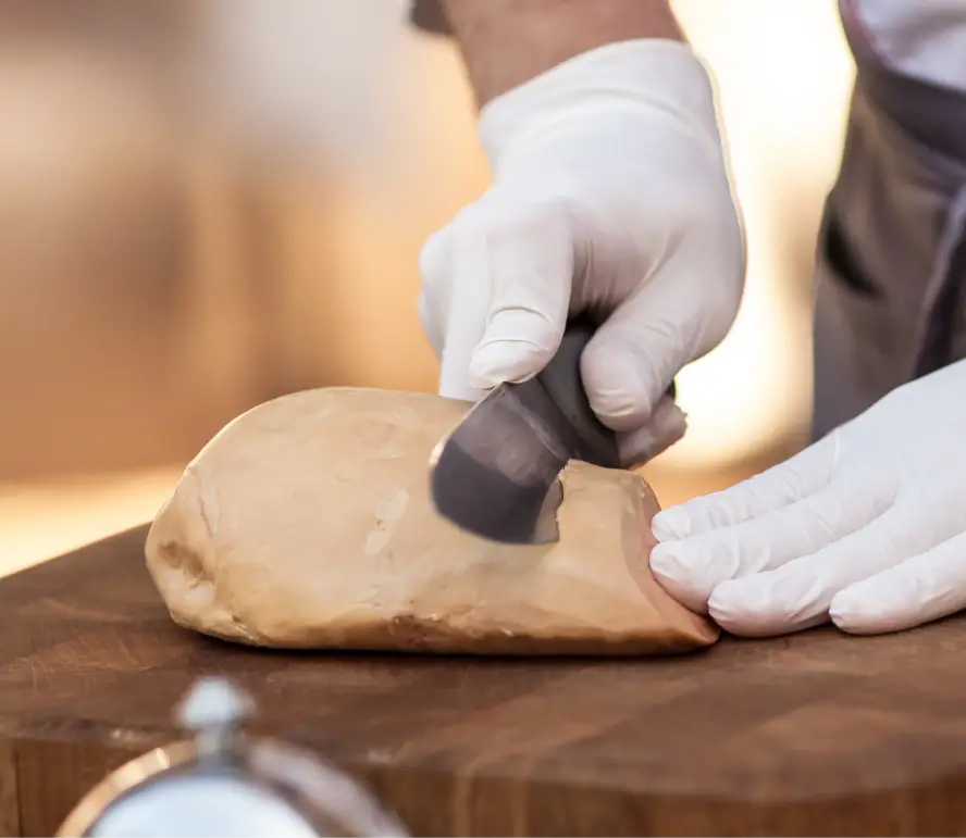 Découpage d'un foie de canard