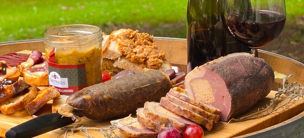 Préparer le magret de canard quadriller le gras, assaisonner avec justesse